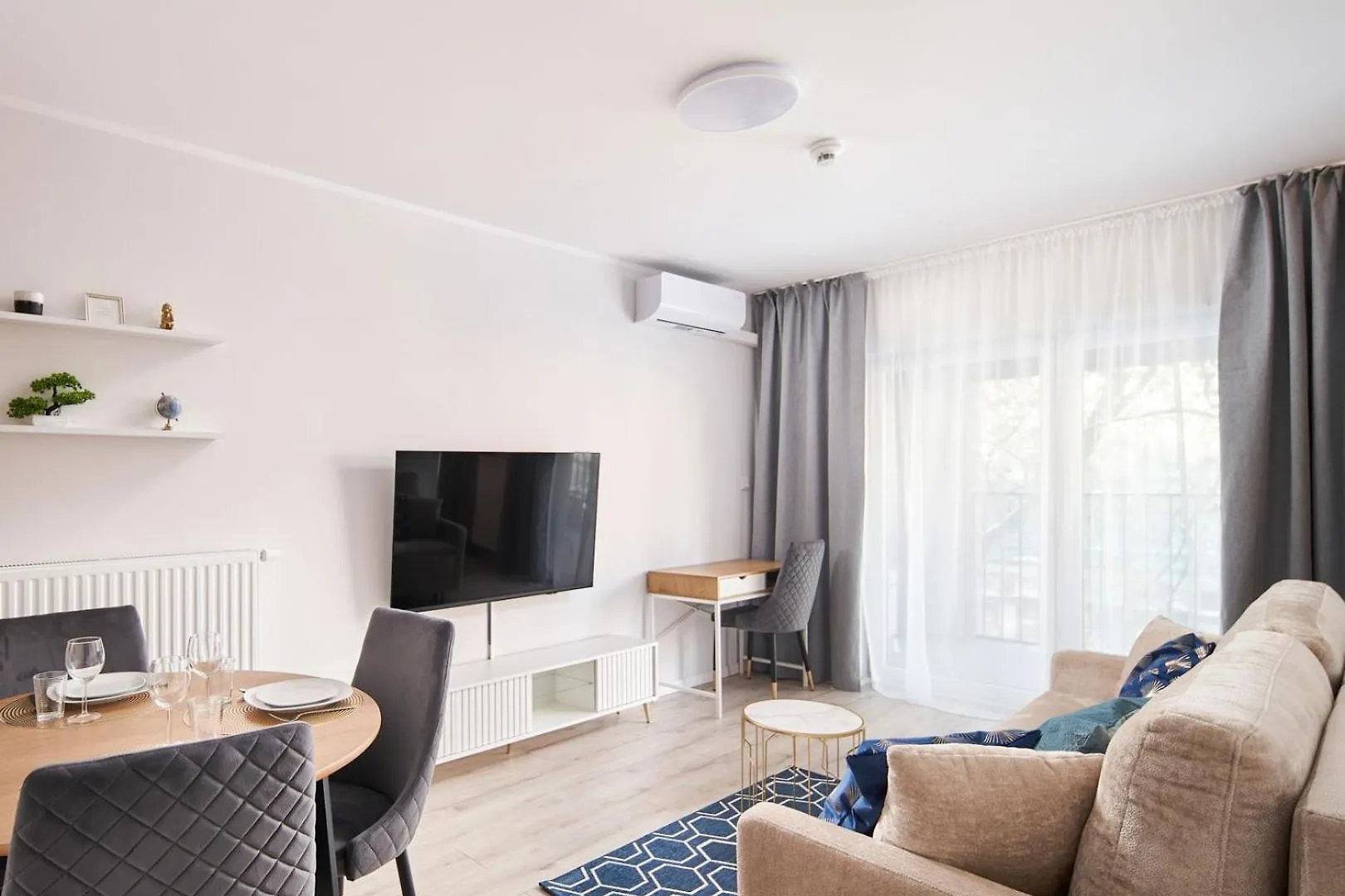 Symphony City Square Aparthotel Вроцлав