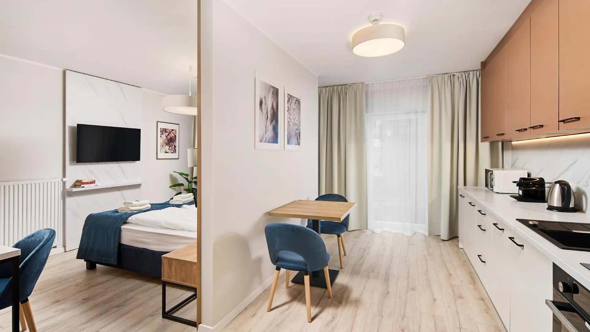 Symphony City Square Aparthotel Вроцлав 0*,  Польша