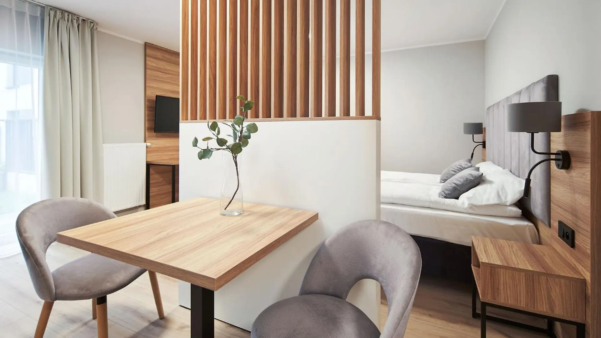 Symphony City Square Aparthotel Вроцлав 0*,