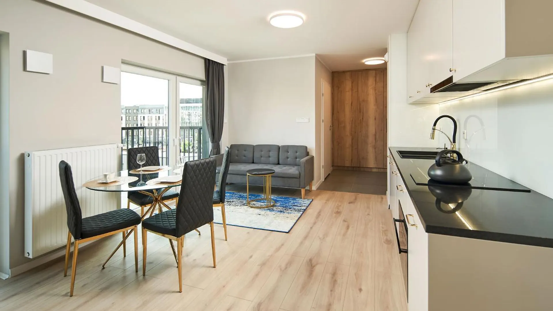Symphony City Square Aparthotel Вроцлав 0*,