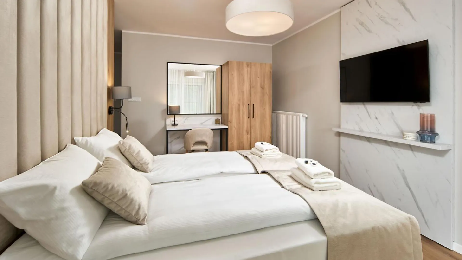 Symphony City Square Aparthotel Вроцлав 0*,  Польша