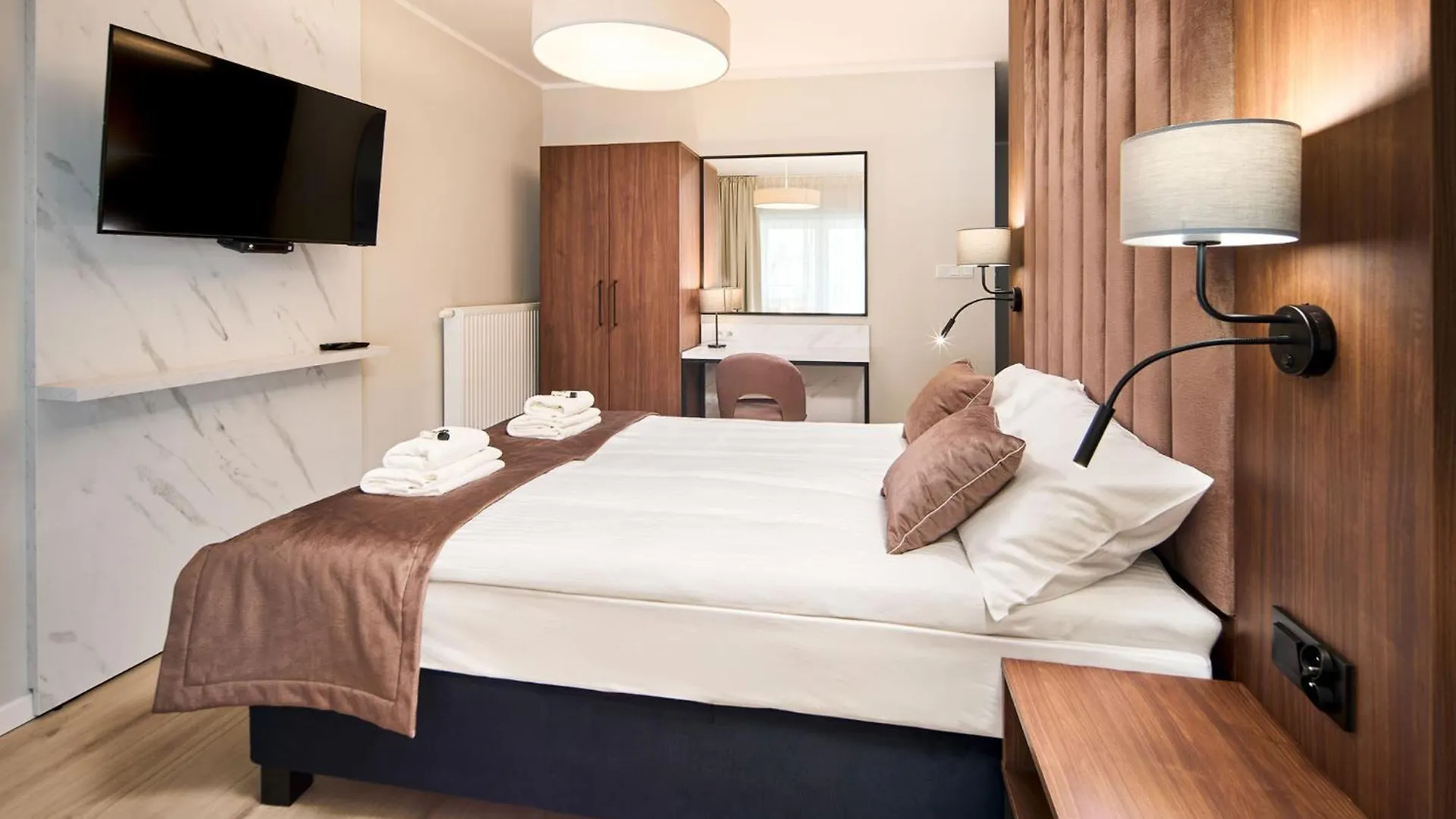 Symphony City Square Aparthotel Вроцлав 0*,